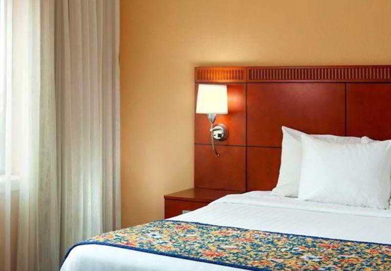 Courtyard Kansas Overland Park/metcalf, South Of College Boulevard 3*
